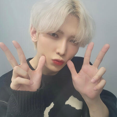 kang yeosang doing wow pose